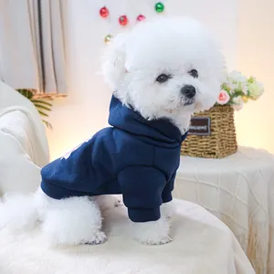 Dettaglio felpa blu reale con cappuccio per cane Bichon con tessuto morbido e stampa