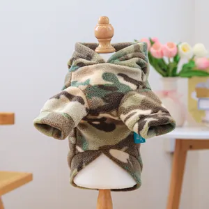 Détail du sweat à capuche camouflage pour animaux en polaire chaude sur support