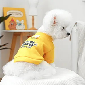 Detail eines gelben Hunde-Sweatshirts mit Trouble Maker-Print und Metall-D-Ring