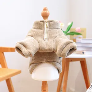 Dettaglio macro del maglione per cani in maglia cammello con zip e bordi a costine