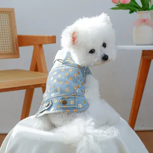 Detail einer hellblauen Hunde-Jeansweste mit goldenen Blumenmustern und Nähten