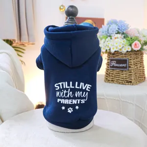 Dettaglio della felpa con cappuccio blu reale per animali con slogan bianco e tessuto