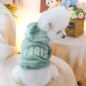 Détail du sweat à capuche pour chien en flanelle verte avec broderie blanche Paris