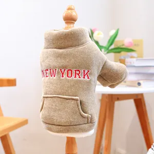 Dettaglio del maglione in maglia kaki per animali con ricamo New York e tasca