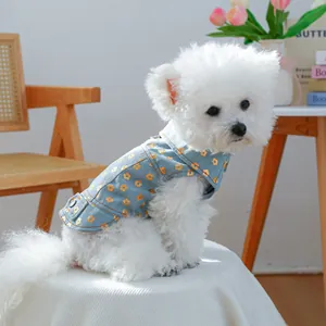 Detailaufnahme der Hunde-Jeansweste mit orangen Blumenmustern und Metallknopf-Details