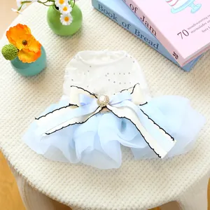 Dettaglio del vestito per cani con corpetto in pizzo bianco e gonna tutù in tulle azzurro