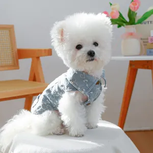 Gilet in denim azzurro per cani di piccola taglia con ricamo floreale bianco e colletto
