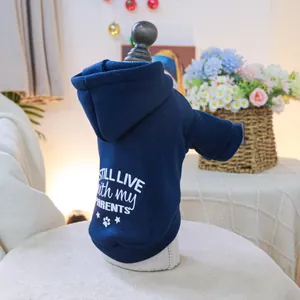 Dettaglio felpa blu navy per cani con stampa 'I STILL LIVE with my PARENTS' e cappuccio