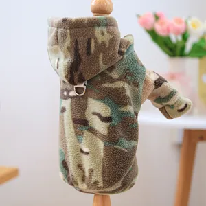 Détail du sweat à capuche camouflage pour animaux avec anneau en D pour la laisse