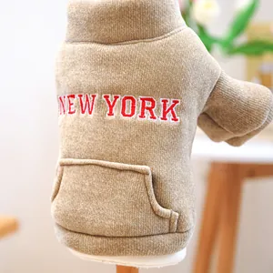 Dettaglio maglione in maglia kaki per cani con ricamo New York e piccola tasca decorativa