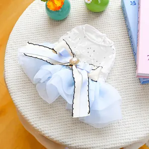 Dettaglio abito da principessa per animali blu e bianco con gonna in chiffon a strati