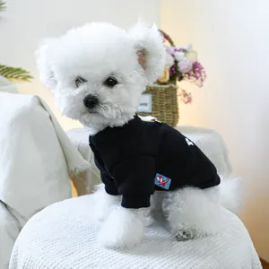 Schwarzes Haustier-Sweatshirt mit Stehkragen an einem weißen Bichon Frise Hund