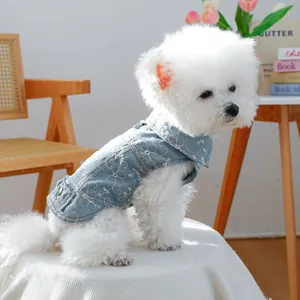 Gilet di jeans blu per cani con ricami floreali bianchi e fibbie metalliche per cani