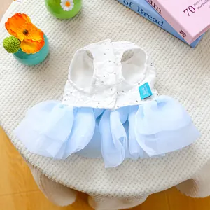 Dettaglio dell'abito da principessa per cani con top in pizzo bianco e gonna in tulle