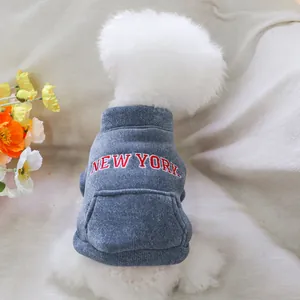 Felpa blu per cani con ricamo New York e bordi a costine per piccoli animali