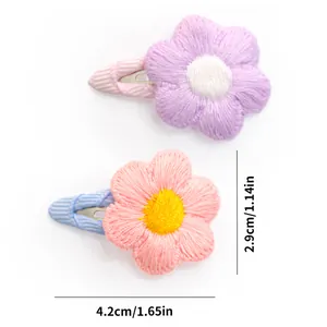 Detailed size guide for two 4.2cm floral knit hair clips in pink and yellow colors