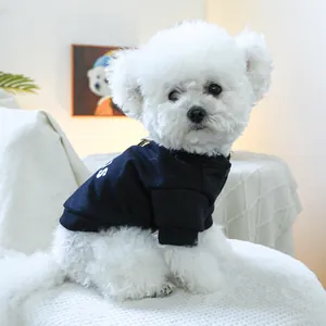 Gemütlicher schwarzer Hunde-Baumwollpullover mit weißem Aufdruck auf weißem Hund