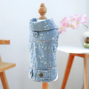 Dettaglio del gilet in denim per cani con ricami floreali, colletto e anello a D in metallo