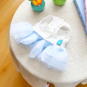 Dettaglio dell'abito tutu per animali blu e bianco con paillettes, gonna in mesh e logo