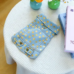 Detail der blauen Hunde-Jeansweste mit Blumendruck und silbernem Metall-D-Ring Verschluss