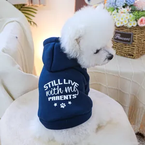 Dettaglio della felpa con cappuccio blu navy per cani con scritte bianche divertenti