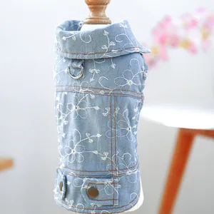 Dettaglio del gilet in denim per cani con ricami floreali bianchi e anello a D