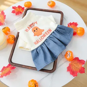 Detail van Halloween huisdierjurk met spookborduursel en metalen D-ring voor de hondenriem
