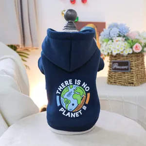 Dettaglio felpa blu reale per animali con stampa ecologica There Is No Planet B