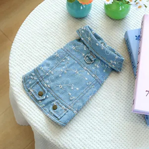 Gilet di jeans blu per cani con ricamo floreale e anello a D su tessuto a nido d'ape
