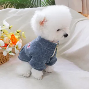 Dettaglio della giacca grigio-blu per cani con zip dorata e ricamo rosso New York