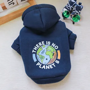 Dettaglio felpa blu navy per animali con stampa grafica ecologica e cappuccio regolabile