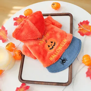 Detail van Halloween huisdier hoodie met Happy Halloween borduursel en pompoenmotieven