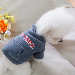 Dettaglio del ricamo New York sulla felpa grigio scuro per cani di piccola taglia