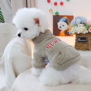 Dettaglio maglione beige per cani con ricamo New York e tasca a marsupio sul retro