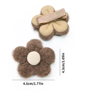 Detail view of flower hair clip with dimensions 4.5cm and plush texture for pets