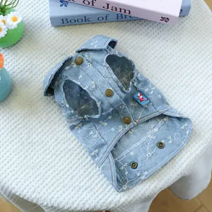 Dettaglio della giacca in denim per cani con ricami floreali e bottoni in metallo vintage