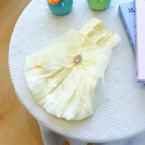 Vestito giallo per cani con ricamo a quadrifoglio, fiocco di tulle e gemma ambra