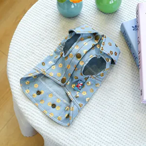 Detailansicht der Hunde-Jeansweste mit goldenen Blumendrucken und Druckknöpfen