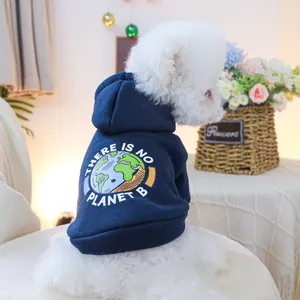 Dettaglio della felpa blu navy per cani con stampa scritta There Is No Planet B