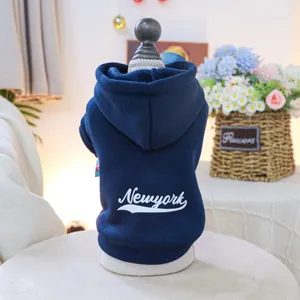 Dettaglio felpa con cappuccio blu per cani con stampa bianca New York in morbido cotone