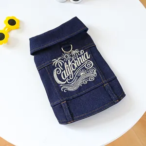 Dettaglio gilet in denim per cani con ricamo California e anello a D in metallo per guinzaglio