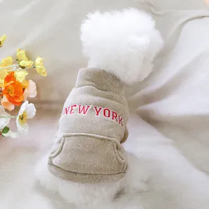 Dettaglio della felpa per cani in velluto a coste kaki con ricamo rosso New York e tasca