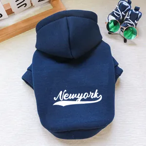 Dettaglio felpa blu navy per animali con scritta Newyork e calda trama in pile morbido