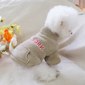 Dettaglio di felpa per cani con ricamo New York su tessuto a maglia beige