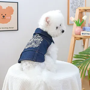 Dettaglio del testo California ricamato su questo gilet di jeans vintage per cani piccoli