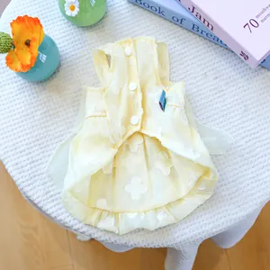 Dettaglio del vestito giallo per cani con ricami floreali 3D e bottoni decorativi