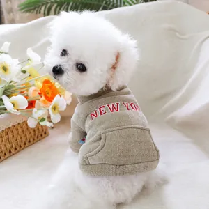 Dettaglio della felpa per cani in maglia avena con ricamo New York e tasca a marsupio