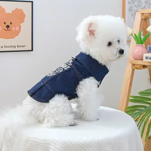 Dettaglio della giacca di jeans per cani con ricamo sul retro su un Bichon Frisé