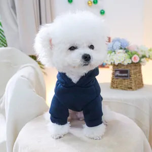 Dettaglio di una felpa con cappuccio blu scuro in cotone per animali su un cane piccolo