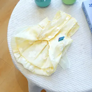 Vestito giallo per cani con jacquard floreale bianco e orlo a balze su panno bianco